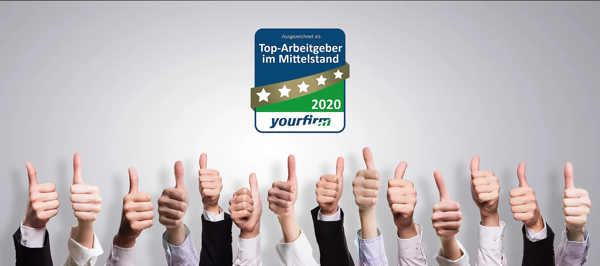 Mehrere Hände zeigen Daumen hoch, während eine Auszeichnung mit der Aufschrift "Ausgezeichnet als Top-Arbeitgeber im Mittelstand 2020 yourfirm" darüber schwebt. Der Hintergrund ist weiß.